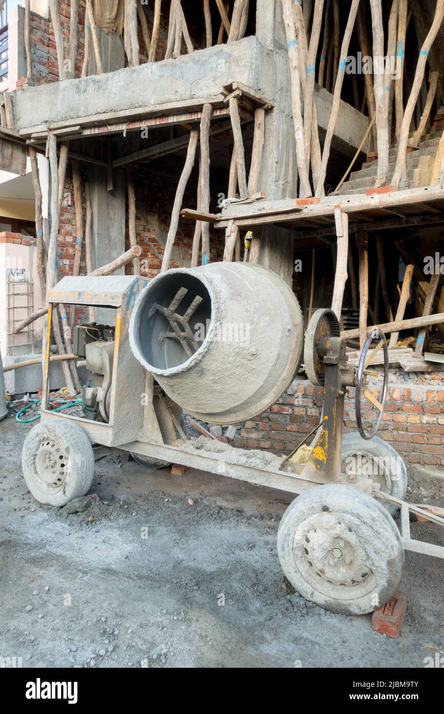 Eine auf Dieselgeneratoren basierende Betonmischmaschine auf einer Baustelle in Uttarakhand Indien. Stockfoto