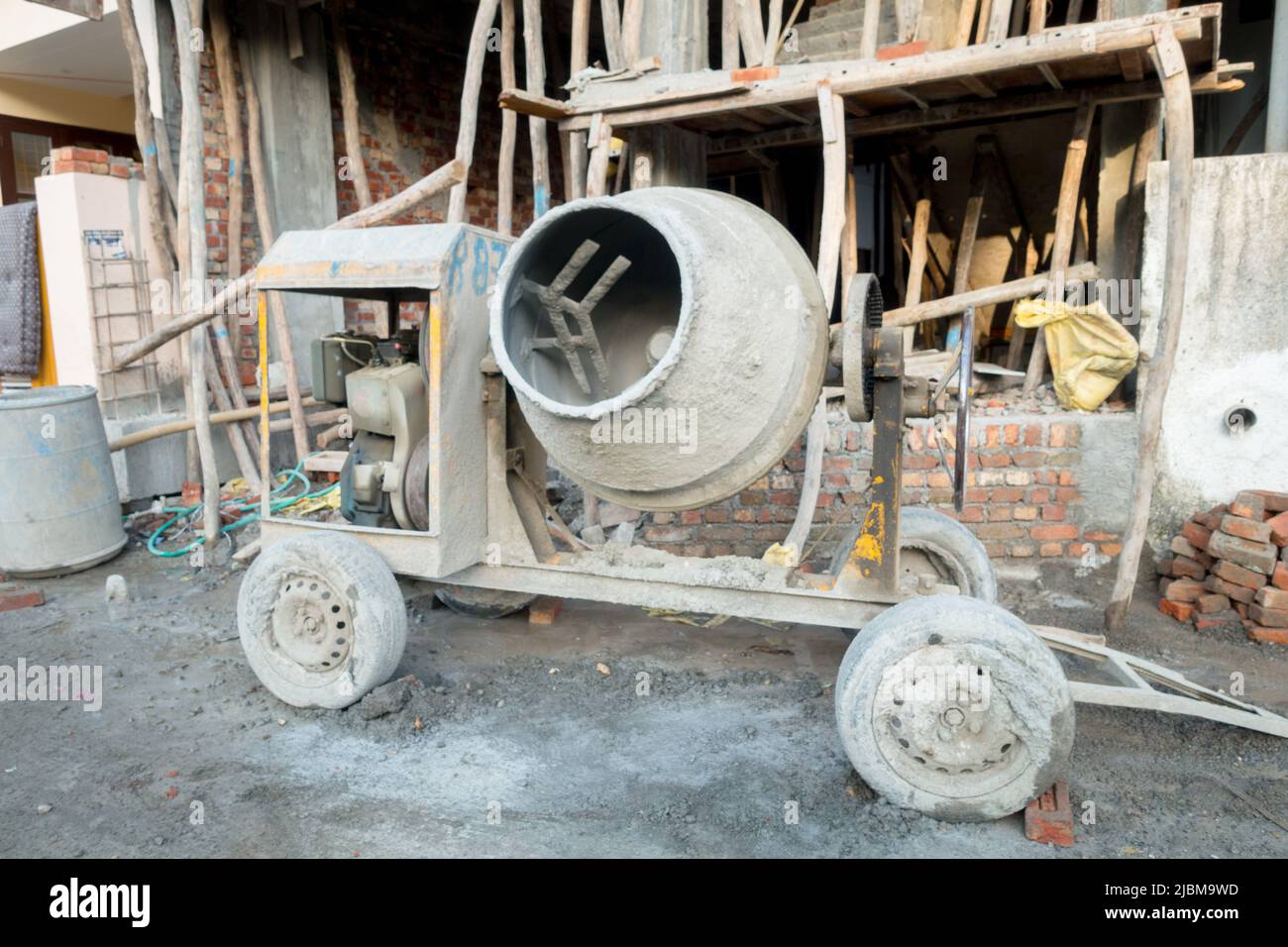 Eine auf Dieselgeneratoren basierende Betonmischmaschine auf einer Baustelle in Uttarakhand Indien. Stockfoto
