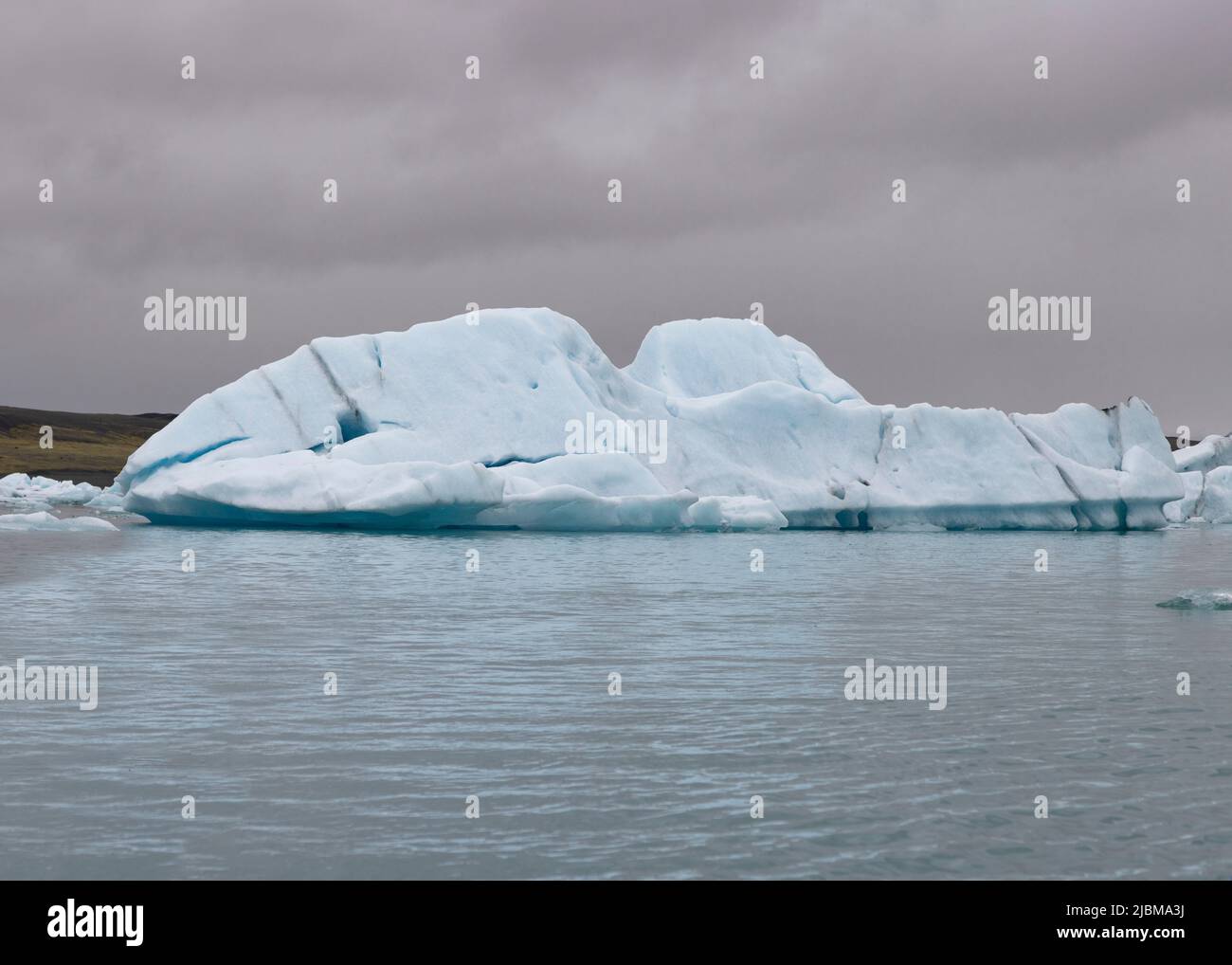 Eisberge und Eisschollen, die sich vom Jokulsarlon-Gletscher abgekalbt haben Stockfoto