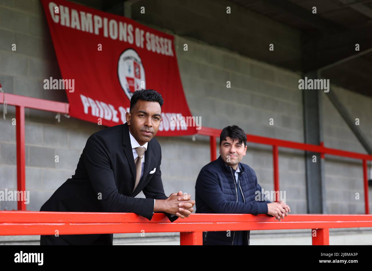 Crawley, Großbritannien. 7.. Juni 2022. Kevin Betsy, der neue Manager des Crawley Town Football Club, und sein Assistent Dan Micciche im Broadfield Stadium. Quelle: James Boardman/Alamy Live News Stockfoto