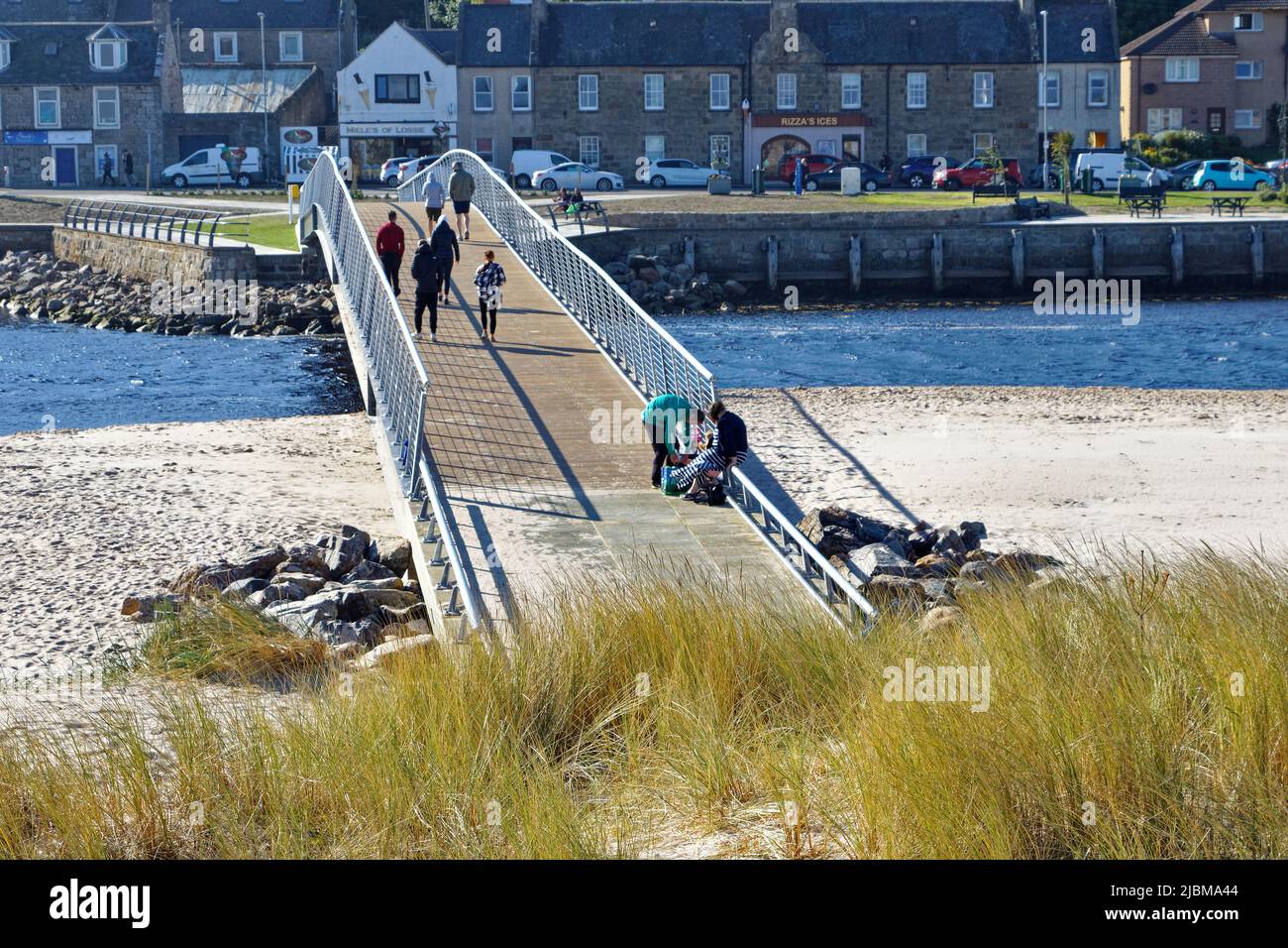 LOSSIEMOUTH MORAY SCHOTTLAND NEUE BRÜCKE ÜBER DEN FLUSS LOSSIE VOM EAST BEACH IN DIE STADT UND MARRAM GRAS AUF DEN DÜNEN Stockfoto