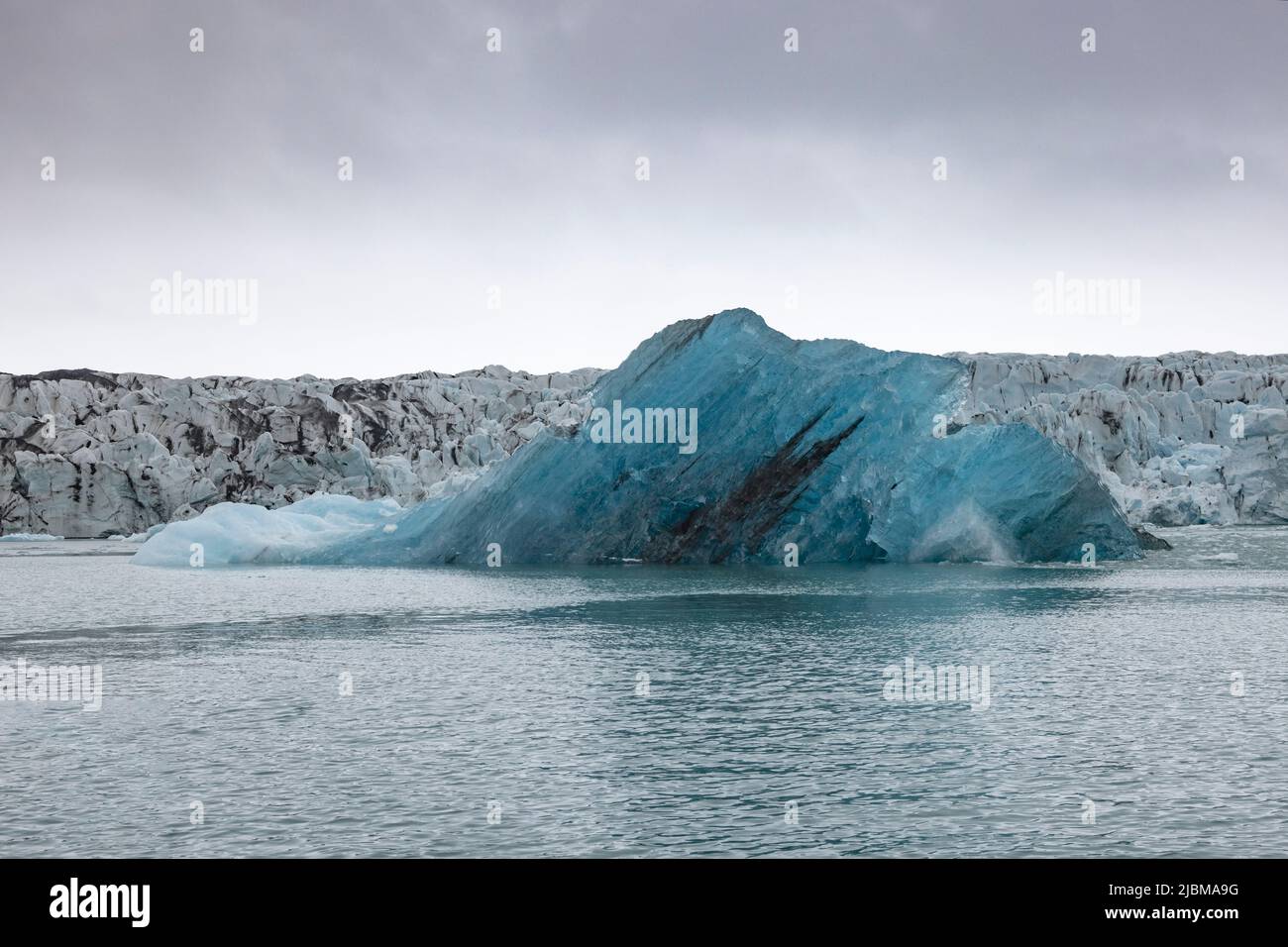 Eisberge und Eisschollen, die sich vom Jokulsarlon-Gletscher abgekalbt haben Stockfoto