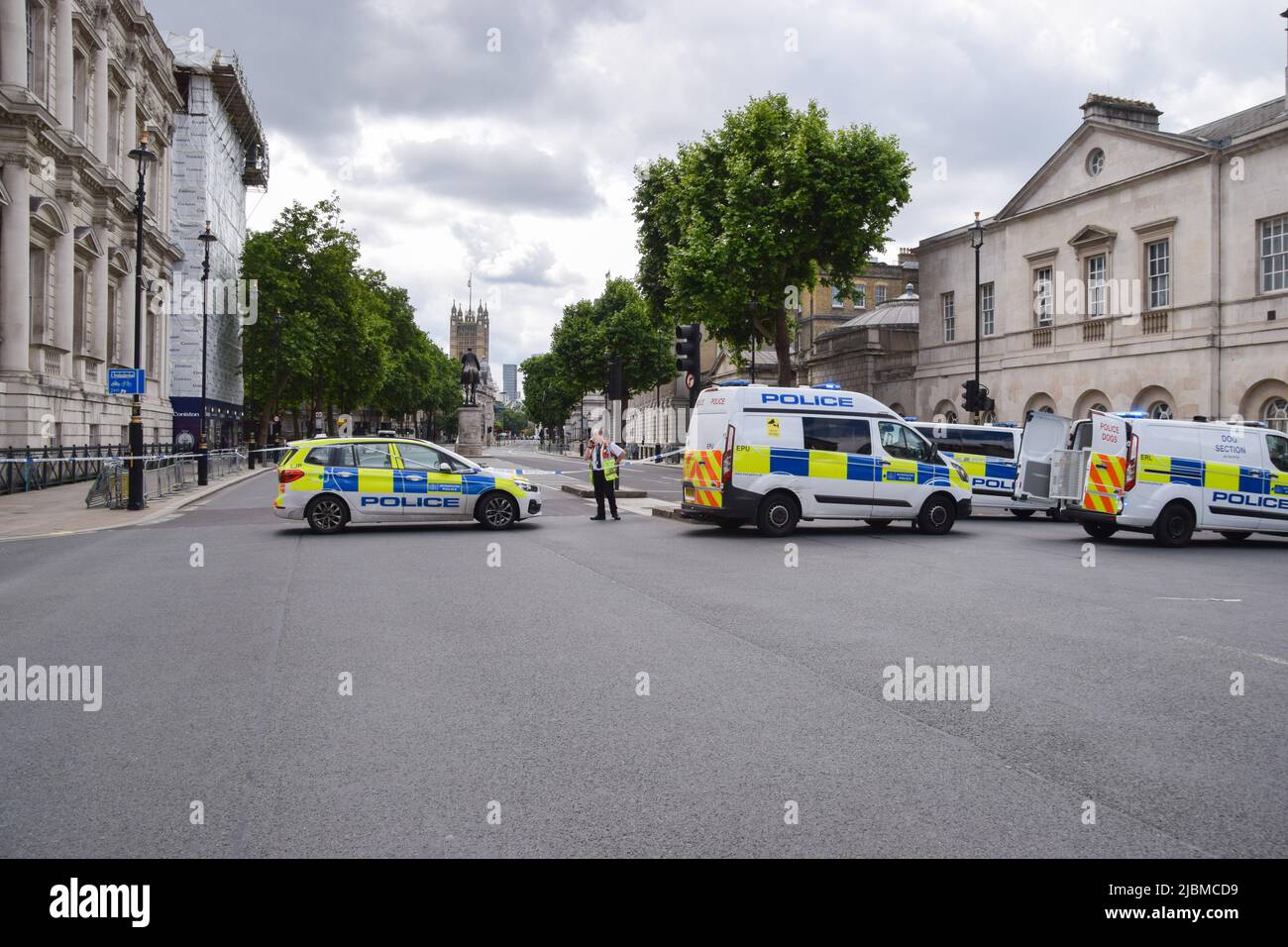 London, Großbritannien. 7.. Juni 2022. Die Polizei evakuierte und sperrte Whitehall aufgrund eines verdächtigen Pakets ab. Kredit: Vuk Valcic/Alamy Live Nachrichten Stockfoto