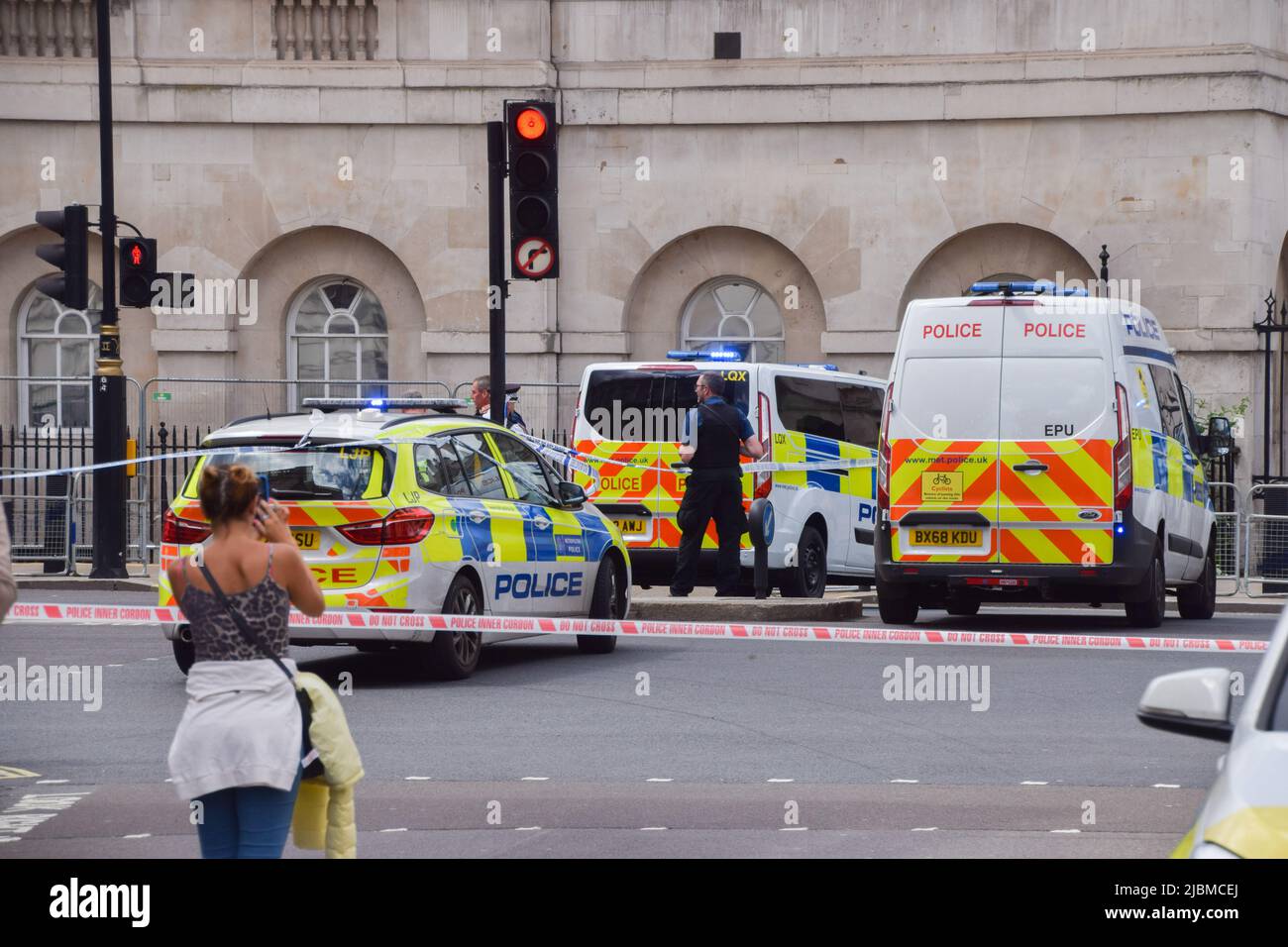 London, Großbritannien. 7.. Juni 2022. Die Polizei evakuierte und sperrte Whitehall aufgrund eines verdächtigen Pakets ab. Kredit: Vuk Valcic/Alamy Live Nachrichten Stockfoto