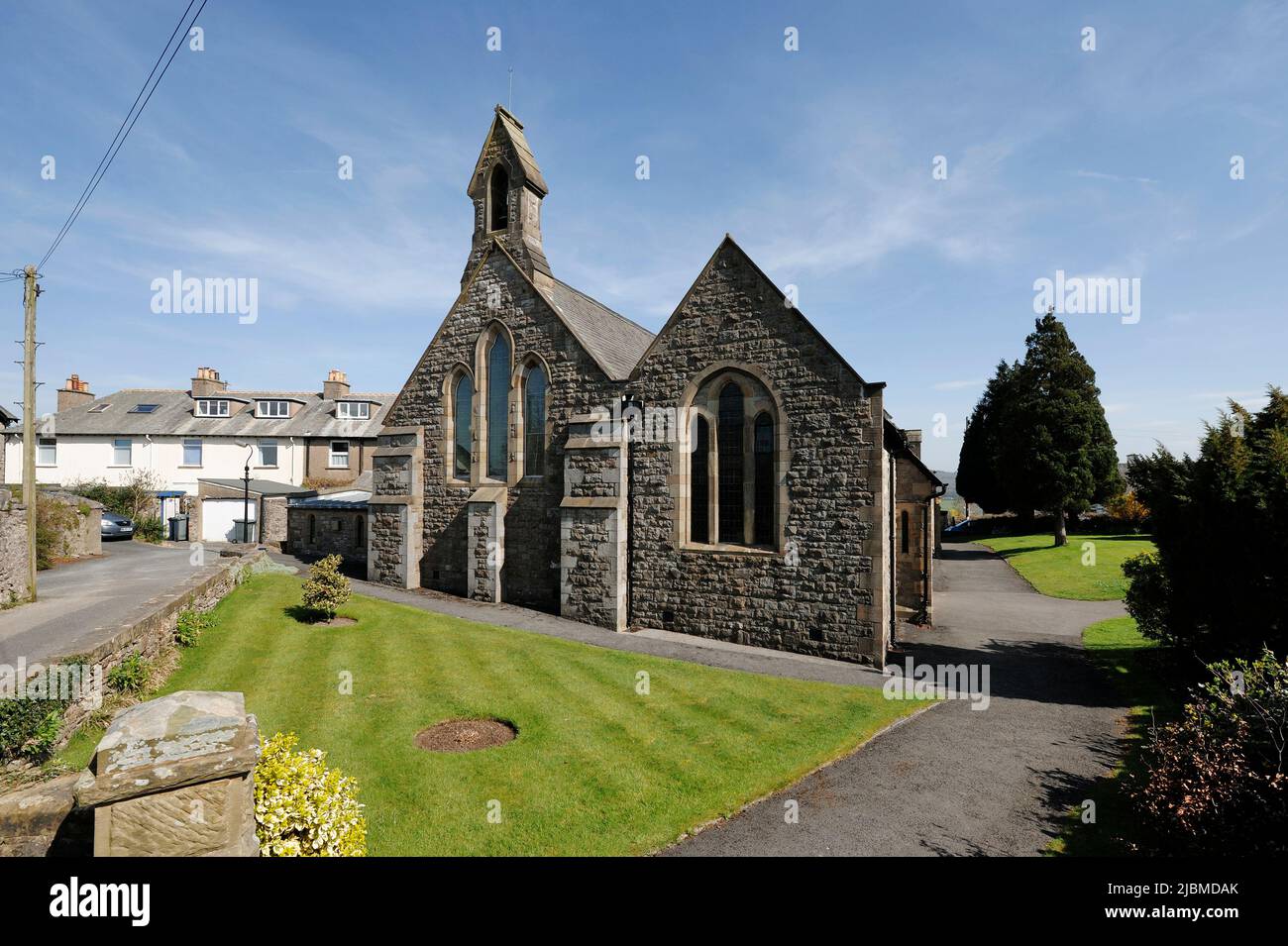 Die anglikanische Gemeinde St. James Church im Dorf Arnside Cumbria England Stockfoto