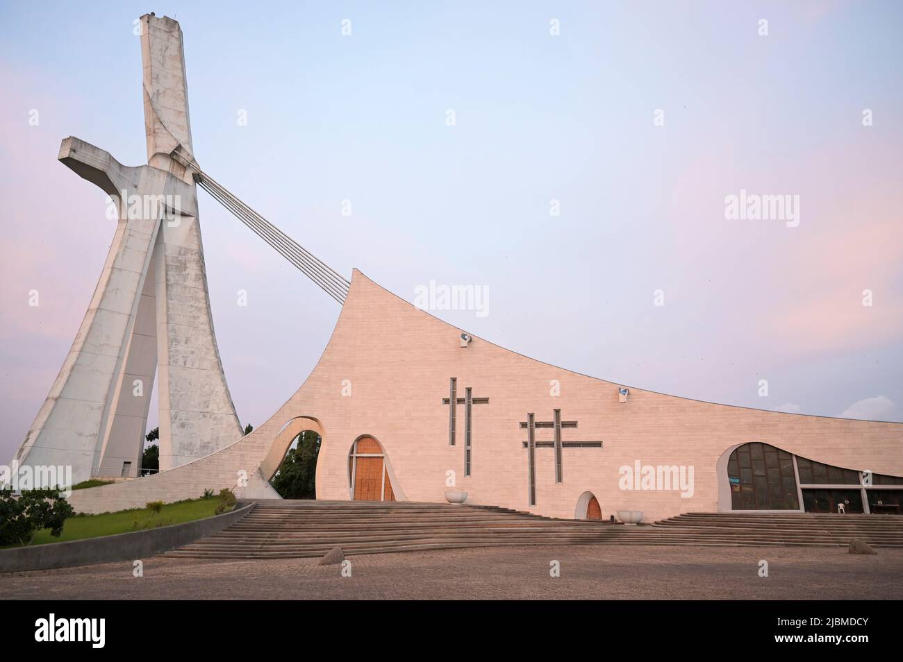 ELFENBEINKÜSTE, Abidjan, Stadtzentrum Plateau, katholische Kathedrale St. Paul erbaut 1985 vom Architekten Aldo Spirito / ELFENBEINKUESTE, Abidjan, Stadtzentrum Plateau, Kathedrale „St. Paul“ baut 1985 von Architekt Aldo Spirito Stockfoto