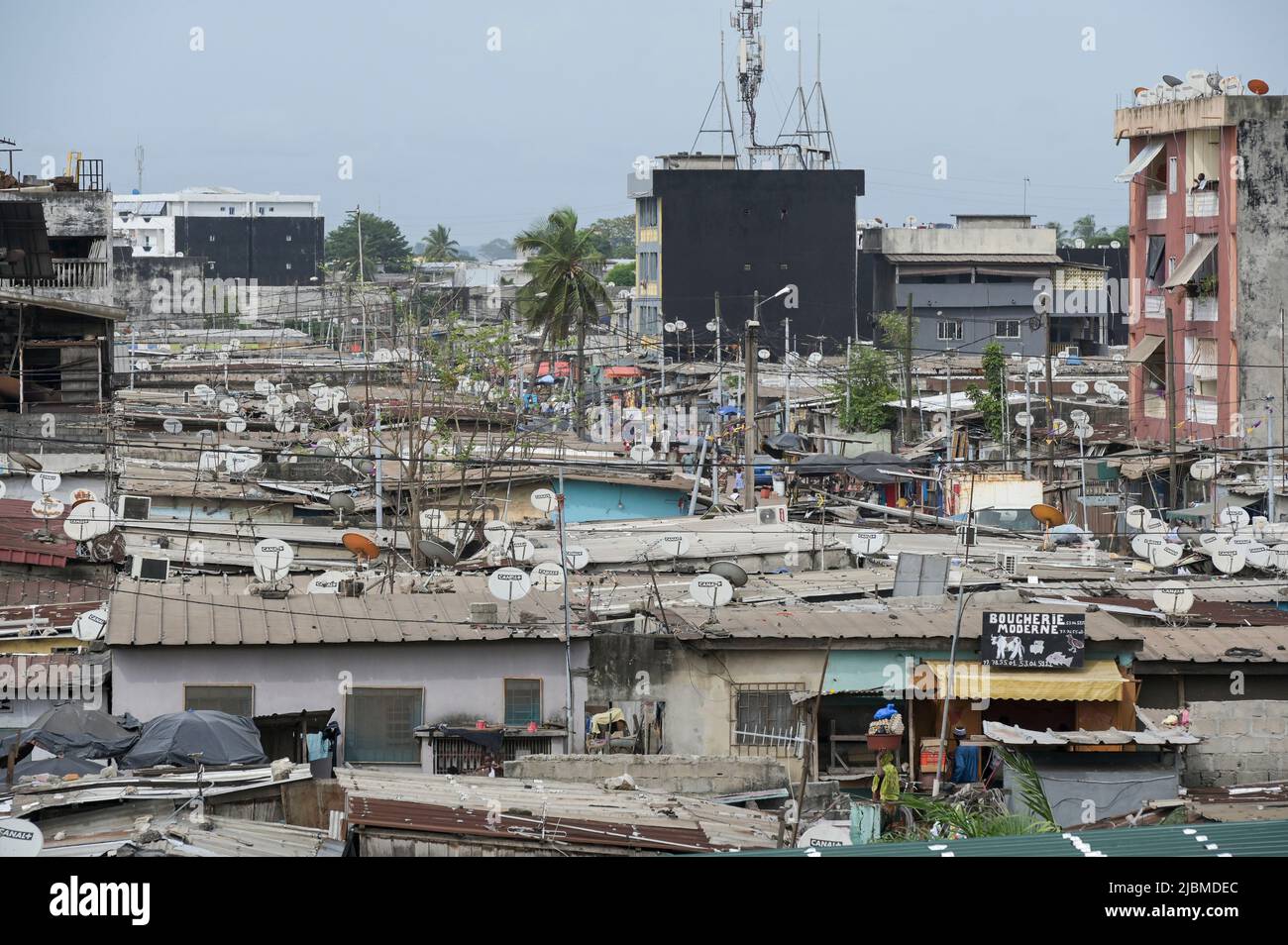 ELFENBEINKÜSTE, Abidjan, Koumassi-Remblais, Slum Divo, Satellitenantenne für den Empfang des französischen Canal Plus / ELFENBEINKUESTE, Abidjan, Stadtteil Koumassi-Remblais, Armenviertel Divo Stockfoto