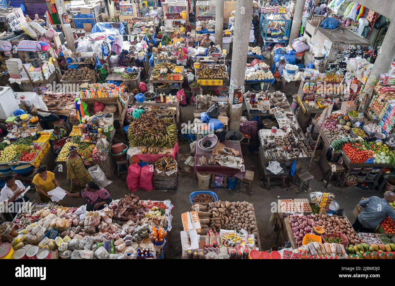 ELFENBEINKÜSTE, Abidjan, Cocody, Lebensmittelmarkthalle / ELFENBEINKUESTE, Abidjan, Cocody, Markthalle Stockfoto