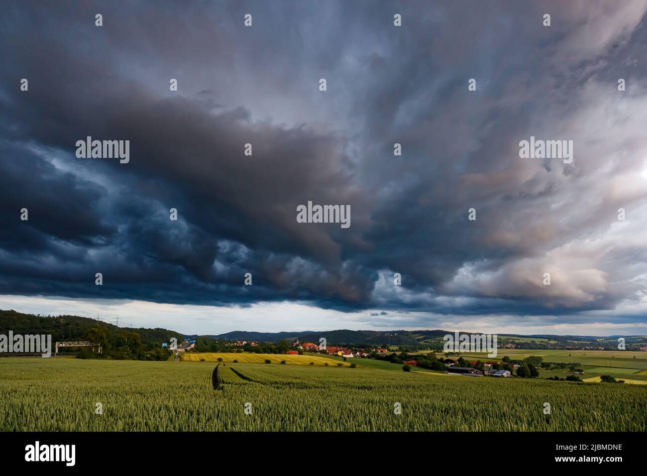 Dunkle Wolken im Werra-Tal bei Herleshausen Stockfoto