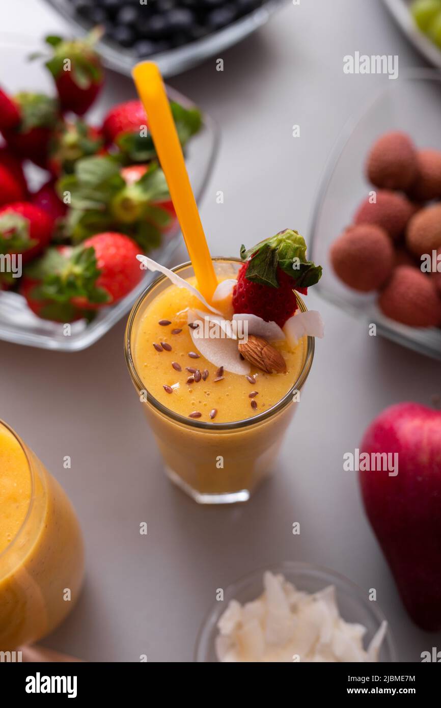 Frischer hausgemachter Frucht-Smoothie, gesunde, saftige Vitamindrink-Diät oder veganes Food-Konzept Stockfoto