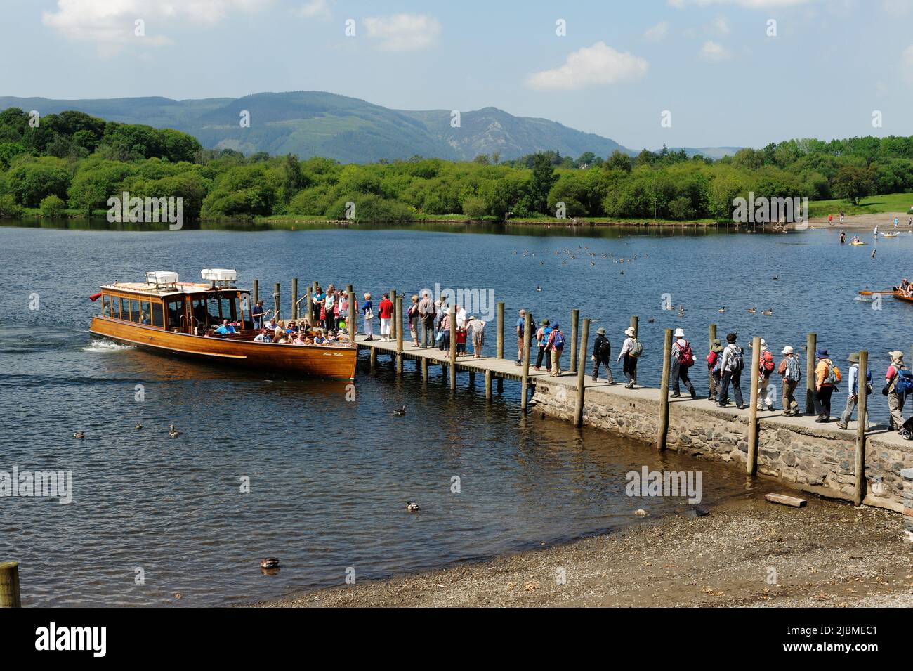 Touristen, die auf dem Derwent Water in der Nähe von Keswick im Lake District Cumbria in Großbritannien ein Ausflugsboot besteigen Stockfoto