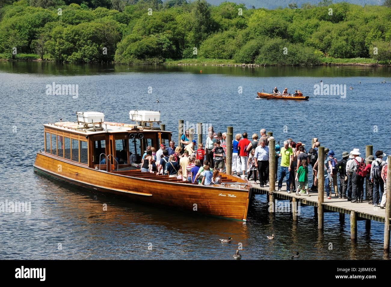 Touristen, die auf dem Derwent Water in der Nähe von Keswick im Lake District Cumbria in Großbritannien ein Ausflugsboot besteigen Stockfoto