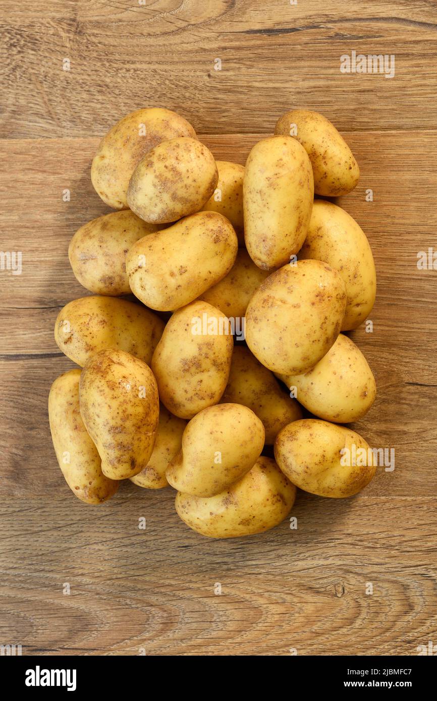 Ein Haufen Kartoffeln auf einem Holzbrett Stockfoto