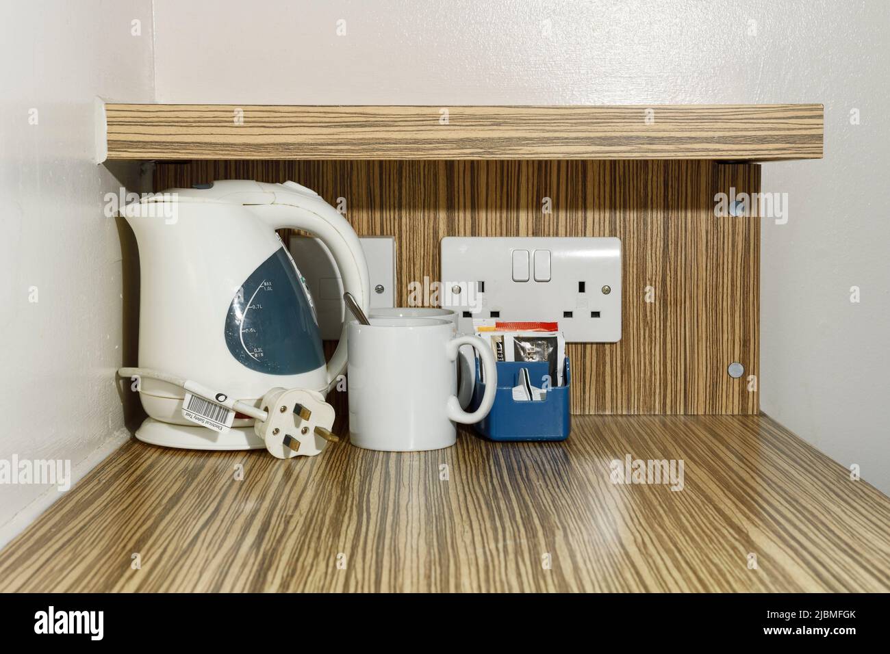 Der Wasserkocher und die Tee- und Kaffeezubereitungsmöglichkeiten in einem Budget-Hotel Stockfoto
