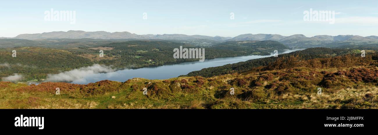 Panoramablick auf den Lake Windermere im Seengebiet Cumbria vom Gummers How aus gesehen Stockfoto