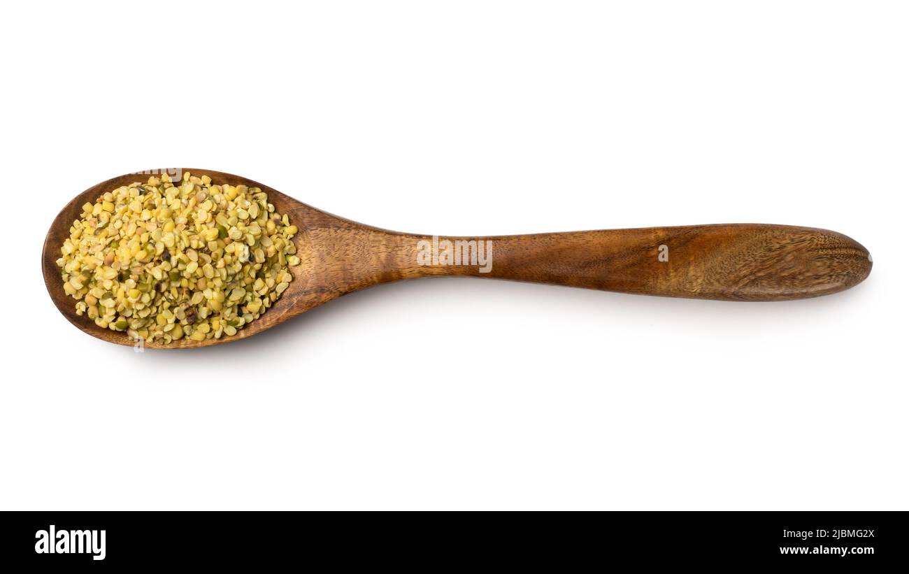 Spalthaut entfernt Mungbohnen oder grüne Gramm in einem Holzlöffel, auch bekannt als Moong Samen, Hauptbestandteil in südostasiatischen Gerichten Stockfoto