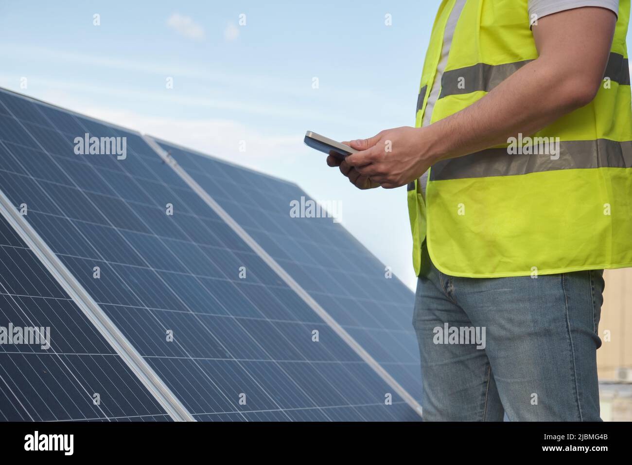 Nicht erkennbare Person, die Tablet zur Steuerung von Photovoltaikanlagen verwendet. Stockfoto