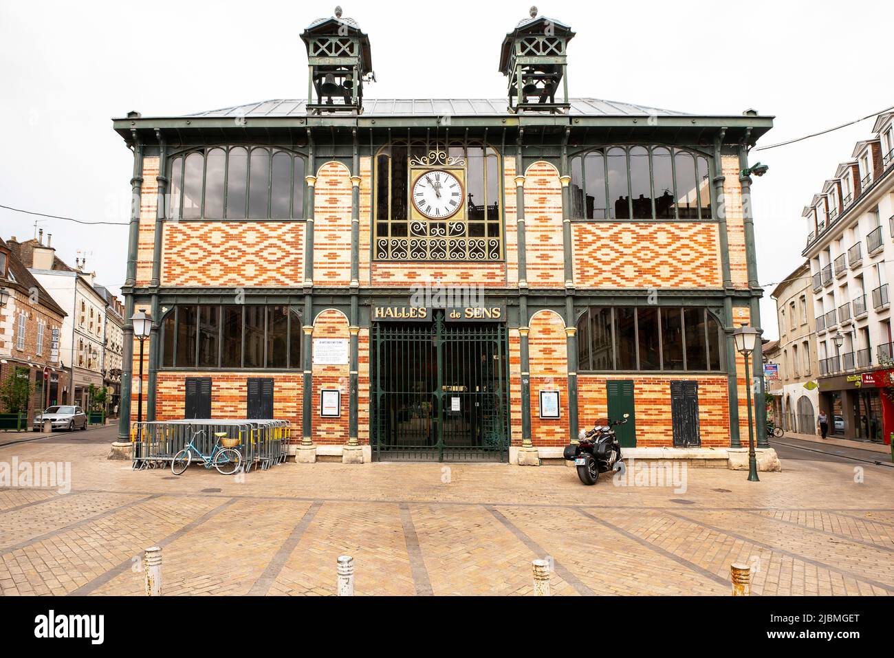 Die überdachte Markthalle von Sens, die am Ende des xix. Jahrhunderts erbaut wurde und als National Historic Landmark (Monument hHistorique), Yonne Abfahrt, aufgeführt ist Stockfoto