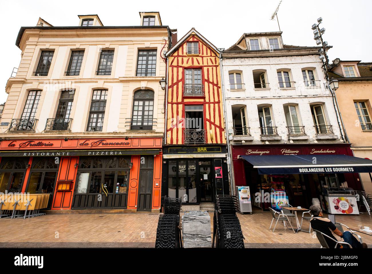 Malerische Häuser am Platz der Republik (la Place de la République) in Sens, Yvonne, Frankreich. Stockfoto