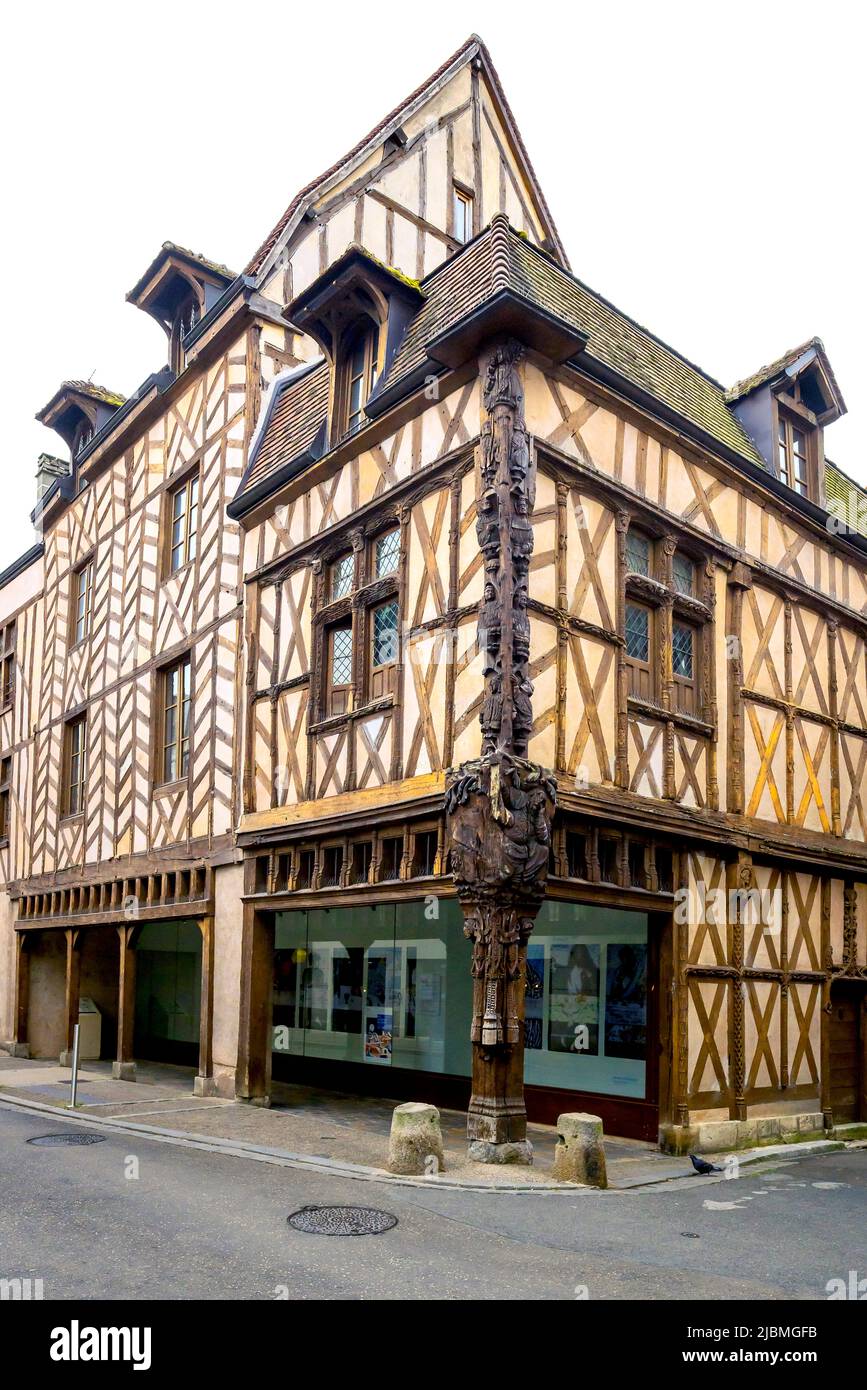 Das sogenannte Haus Abrahams ist das alte Holzhaus (Fachwerk) in Sens. Burgund, Frankreich. Stockfoto
