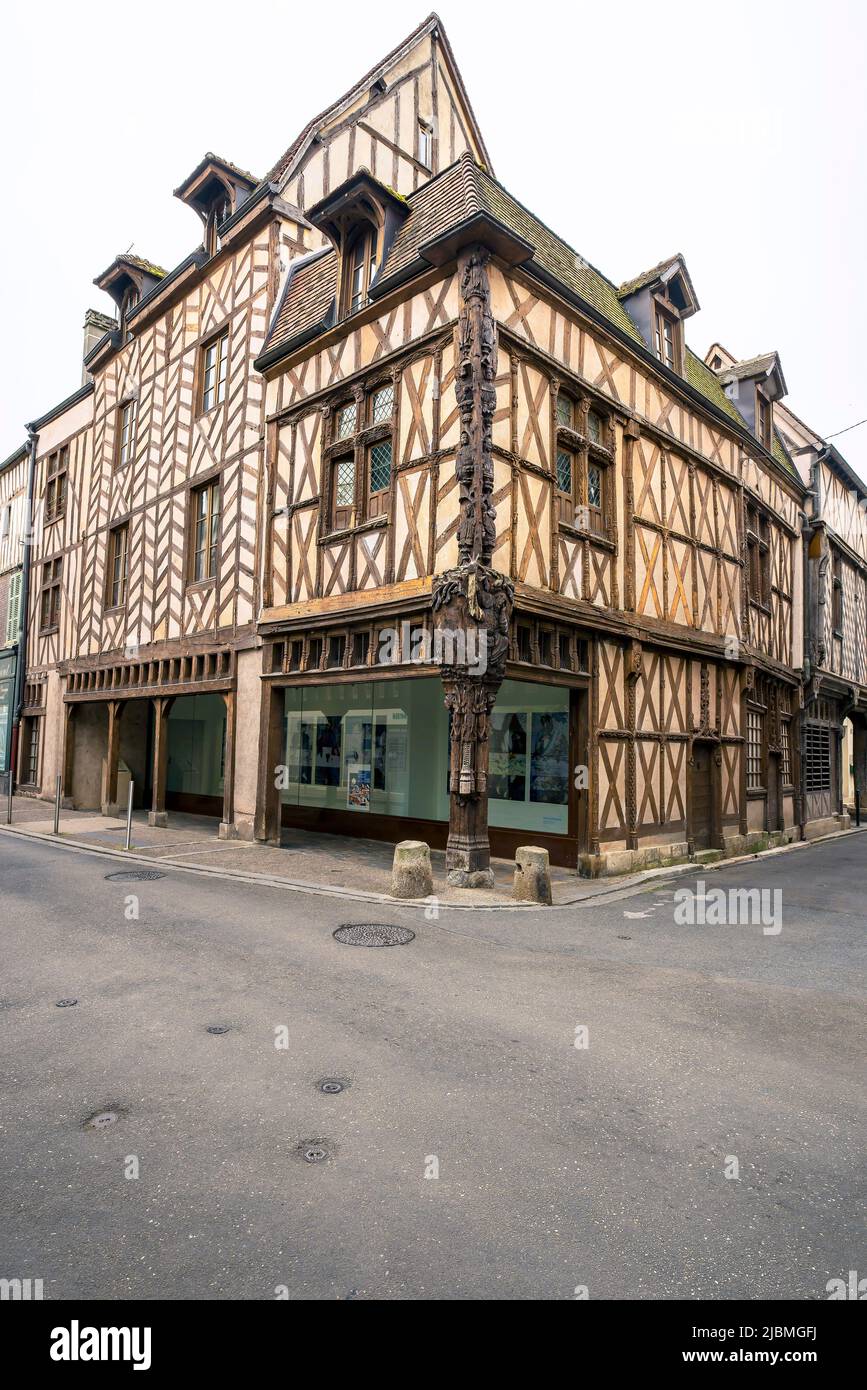Das sogenannte Haus Abrahams ist das alte Holzhaus (Fachwerk) in Sens. Burgund, Frankreich. Stockfoto