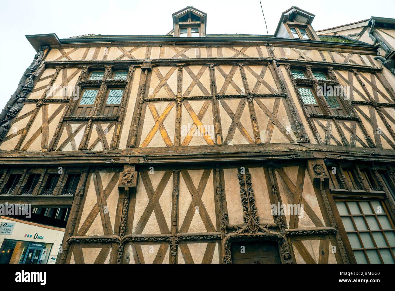 Das sogenannte Haus Abrahams ist das alte Holzhaus (Fachwerk) in Sens. Burgund, Frankreich. Stockfoto