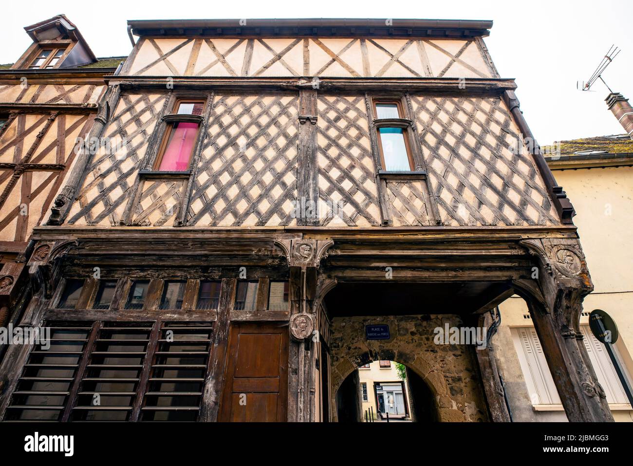 Das sogenannte Haus Abrahams ist das alte Holzhaus (Fachwerk) in Sens. Burgund, Frankreich. Stockfoto