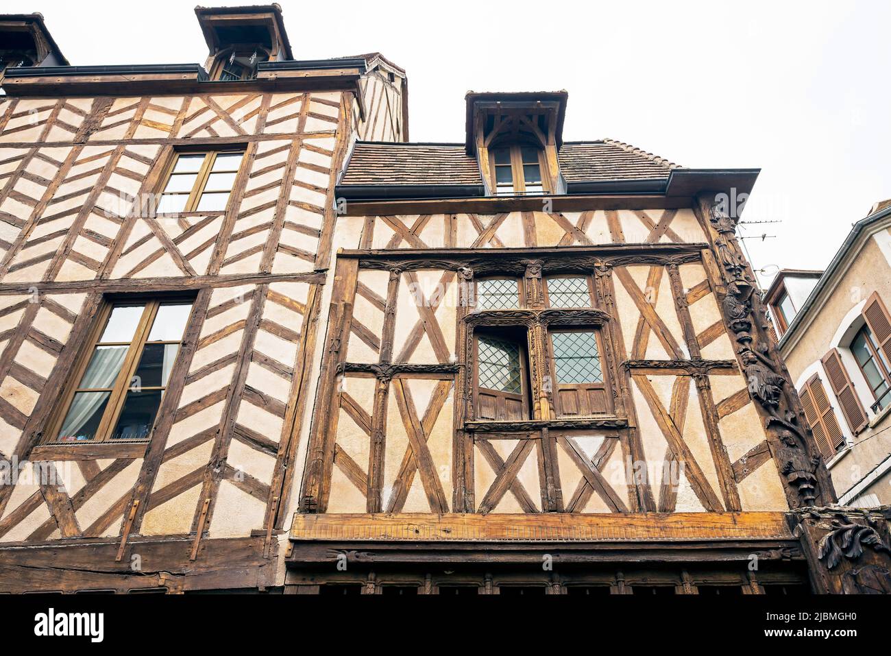 Das sogenannte Haus Abrahams ist das alte Holzhaus (Fachwerk) in Sens. Burgund, Frankreich. Stockfoto