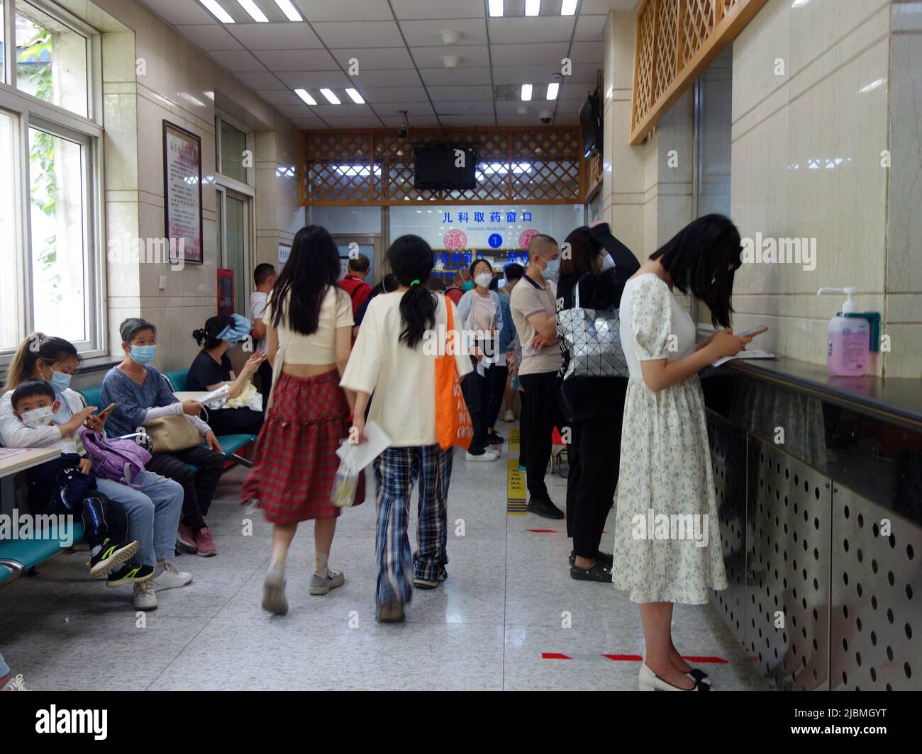 PEKING, CHINA - 7. JUNI 2022 - im ambulanten Gebäude des Pekinger Krankenhauses für traditionelle chinesische Medizin suchen Menschen eine medizinische Behandlung auf Stockfoto
