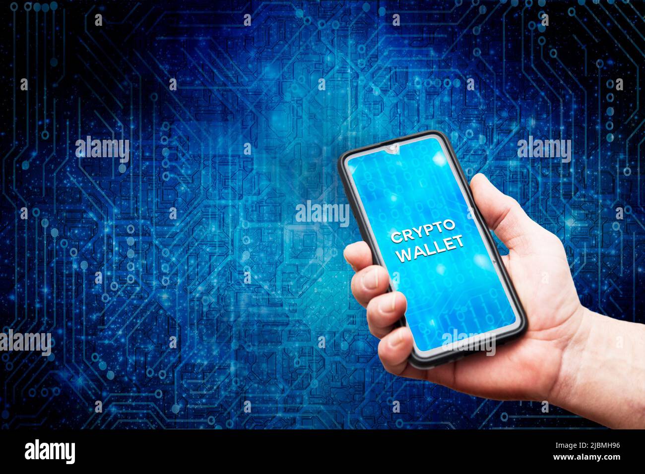Mann, der ein Smartphone mit einer Krypto-Geldbörse auf dem Bildschirm hält Stockfoto