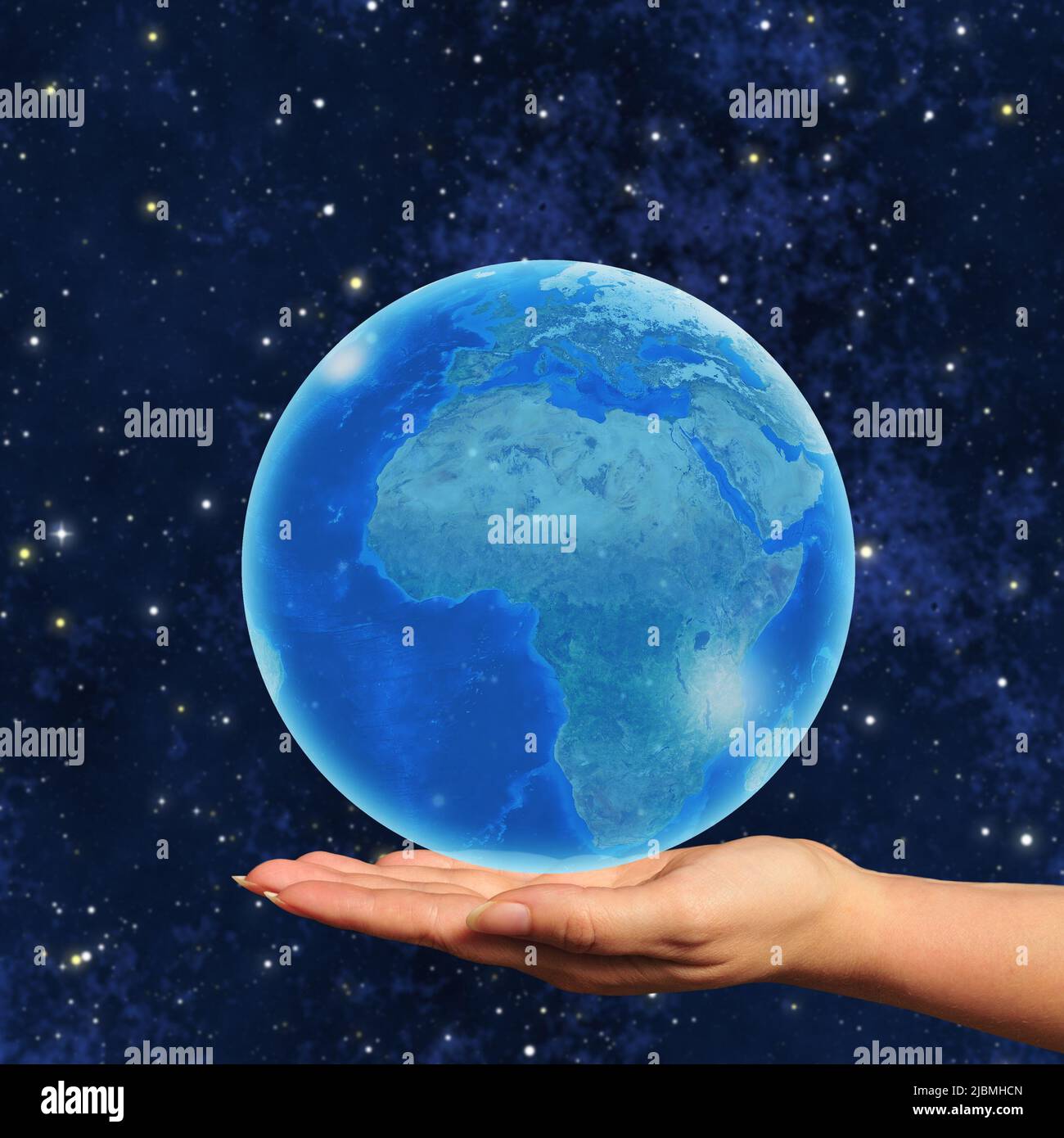 Frau Hand hält einen Planeten Erde Globus Stockfoto
