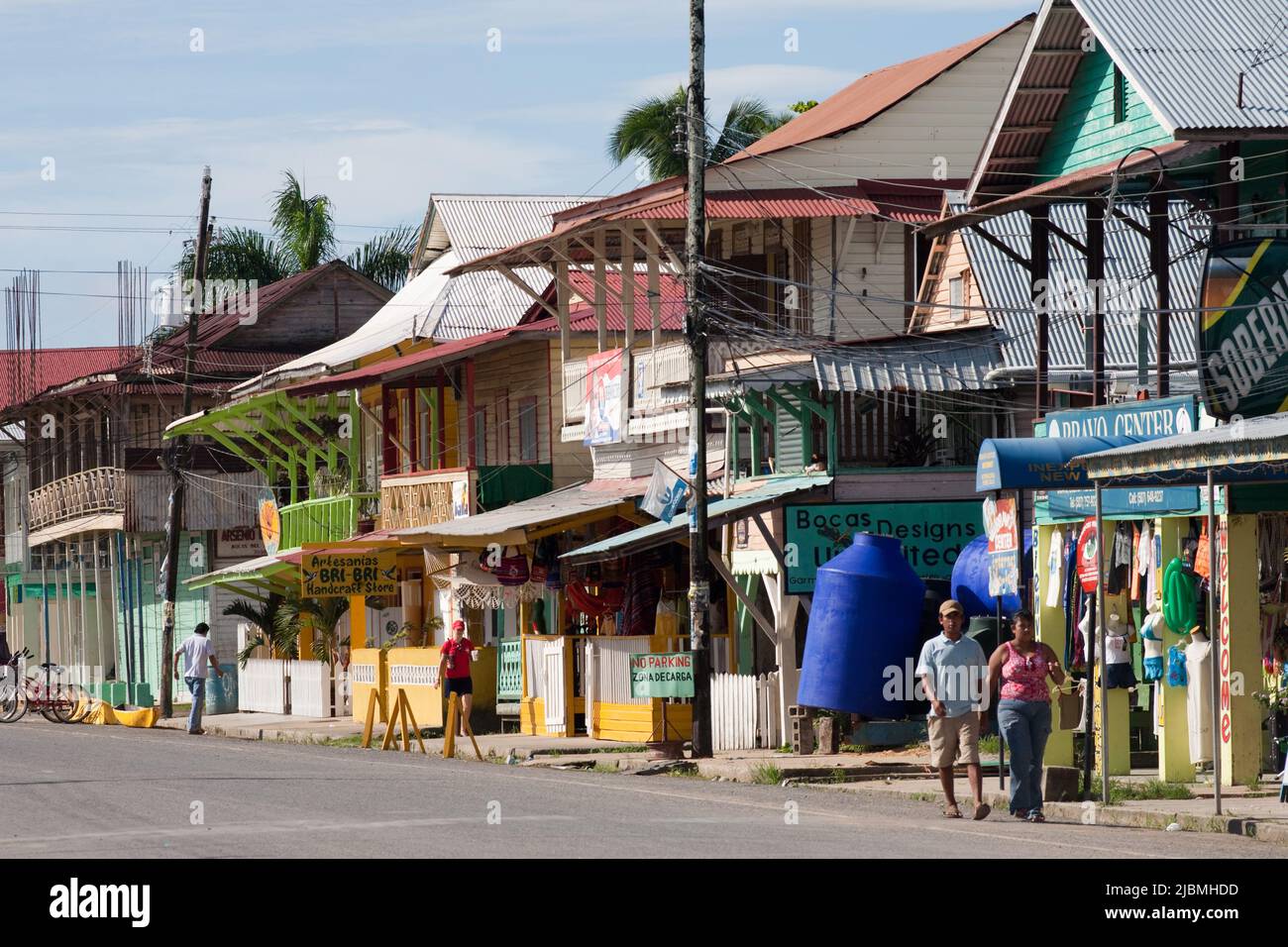 Panama, Archipielago de Bocas del Toro, in Bocas Stadt auf Isla Colon, der Hauptstraße. Stockfoto