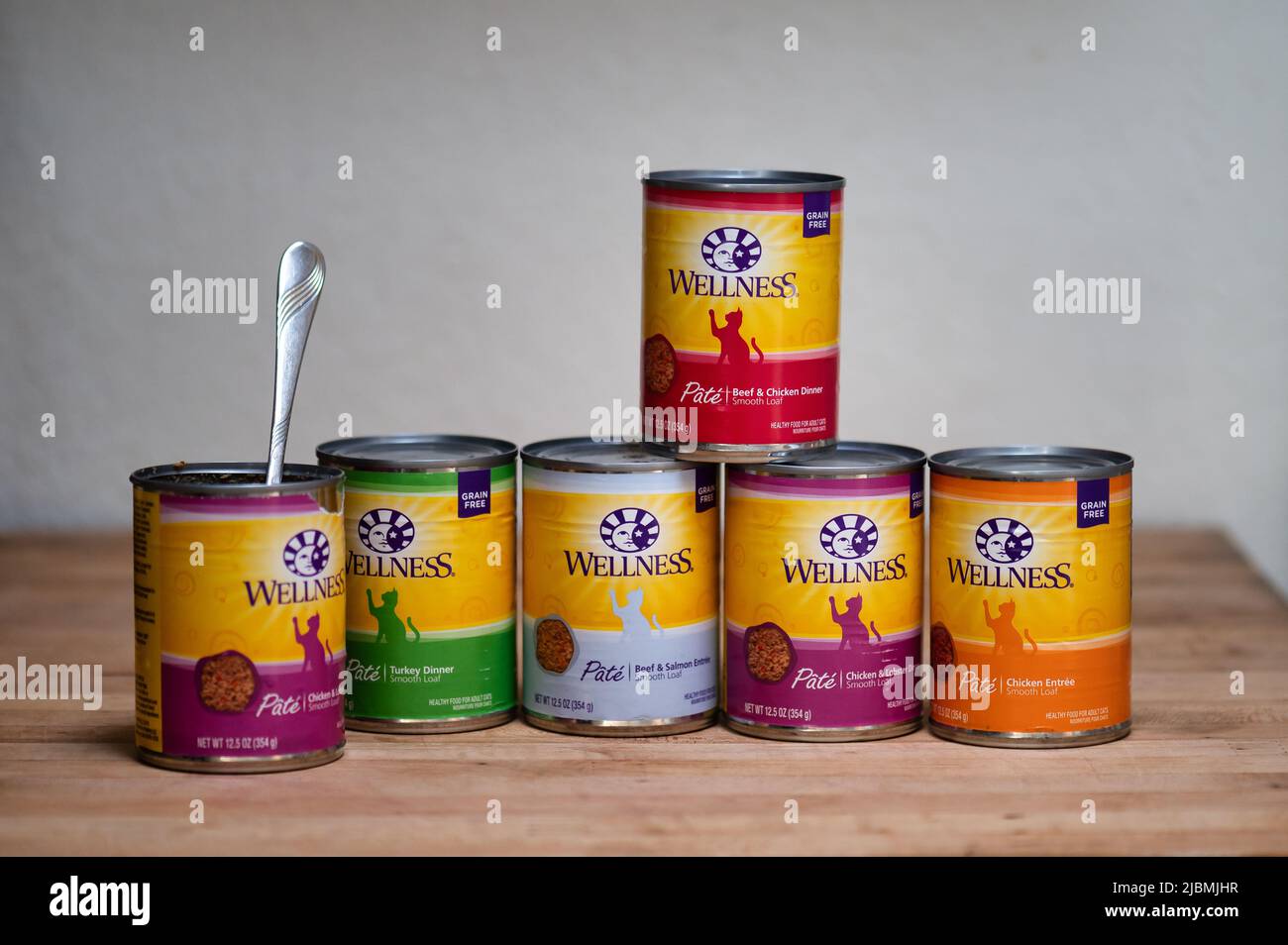 Verschiedene Geschmacksrichtungen der Wellness-Marke Dosen von Katzenfutter. Stockfoto