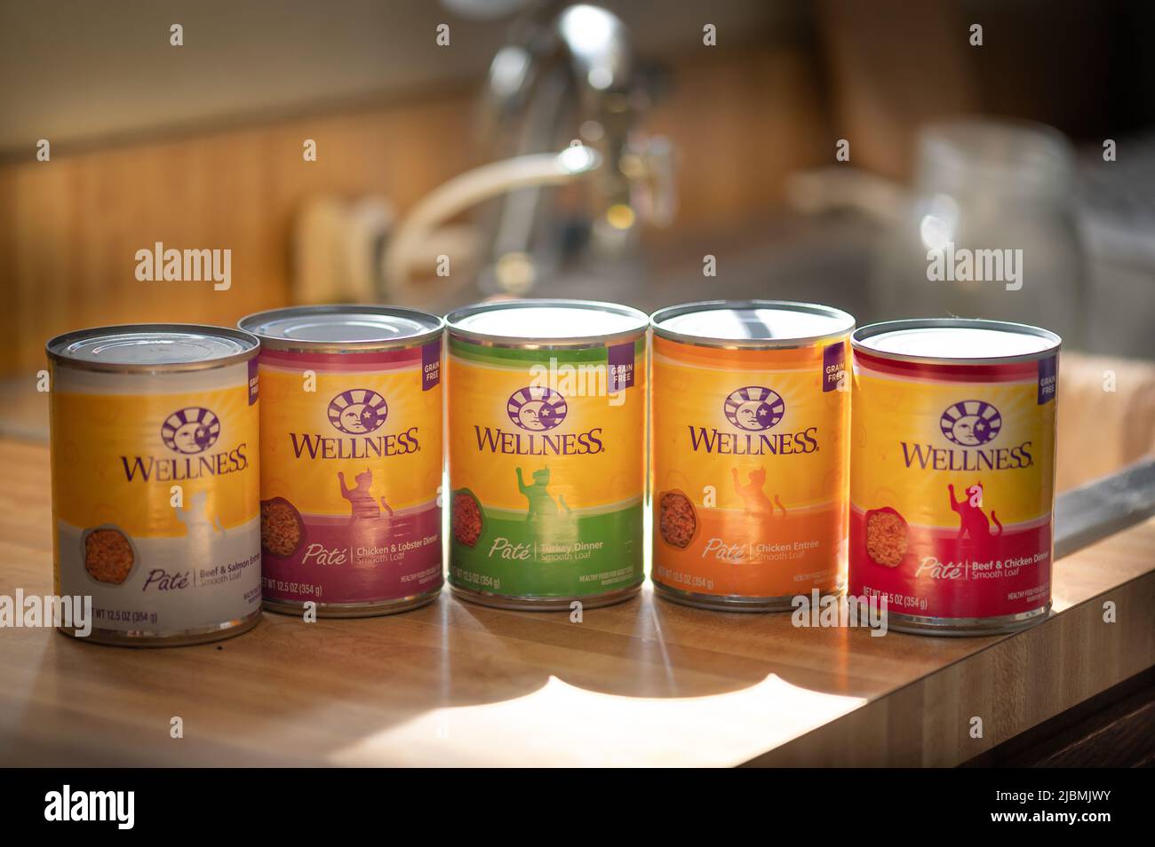 Verschiedene Geschmacksrichtungen von Wellness Marke Dosen von Katzenfutter in der heimischen Küche. Stockfoto