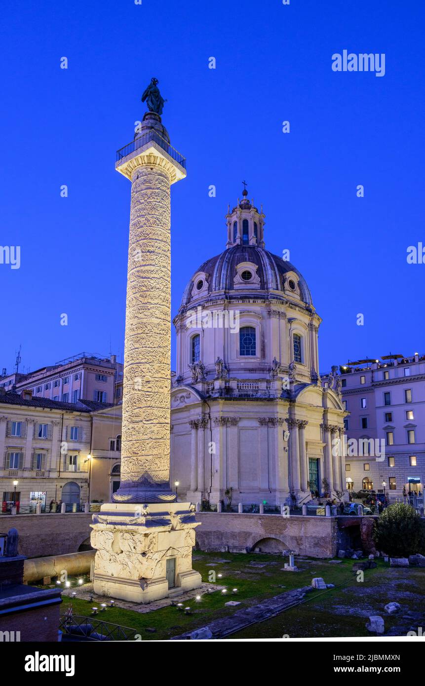 Blick auf Trajans Forum, Teil des Kaiserlichen Forums. Mit Trajans Säulenmitte links und der Kirche des Allerheiligsten Namens Mariens. Im Zentrum Von Rom, Stockfoto