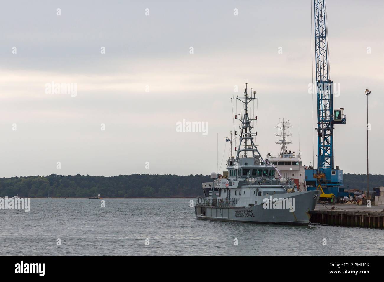 Valiant Border Force Schiff, der im Juni in Poole Harbour, Poole, Dorset, Großbritannien, festgemacht wurde Stockfoto