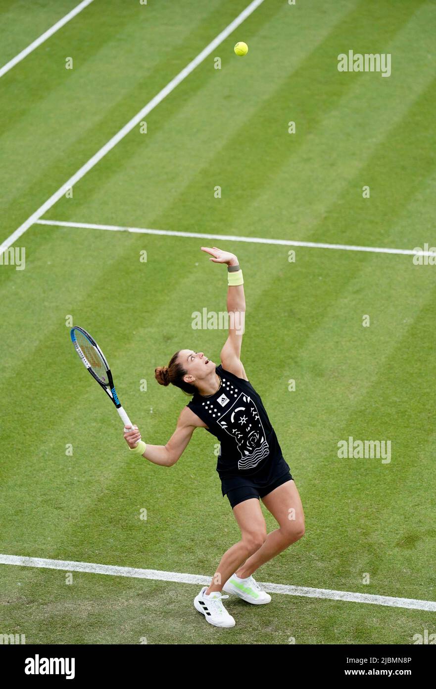 Die griechische Maria Sakkari dient während ihres Spiels gegen die kolumbianische Camila Osorio am vierten Tag der Rothesay Open 2022 im Nottingham Tennis Center, Nottingham. Bilddatum: Dienstag, 7. Juni 2022. Stockfoto