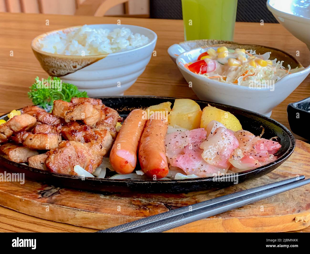 Verschiedene Menüs, Sushi, Sashimi, Nigiri, gebratenes Schweinefleisch ...