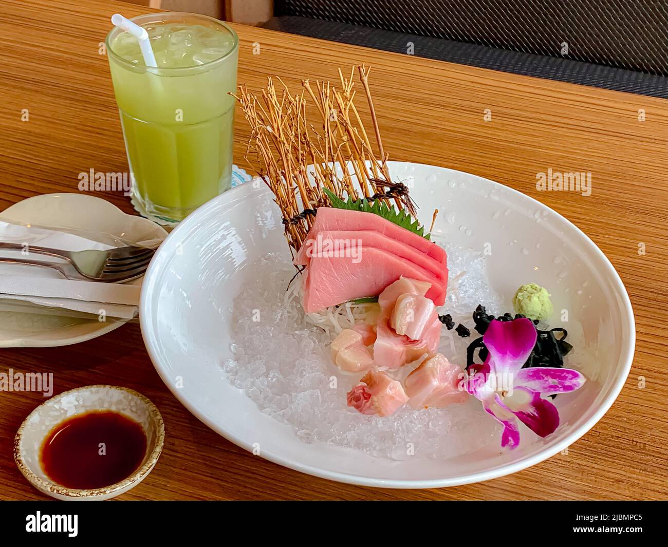 Verschiedene Menüs, Sushi, Sashimi, Nigiri, gebratenes Schweinefleisch ...