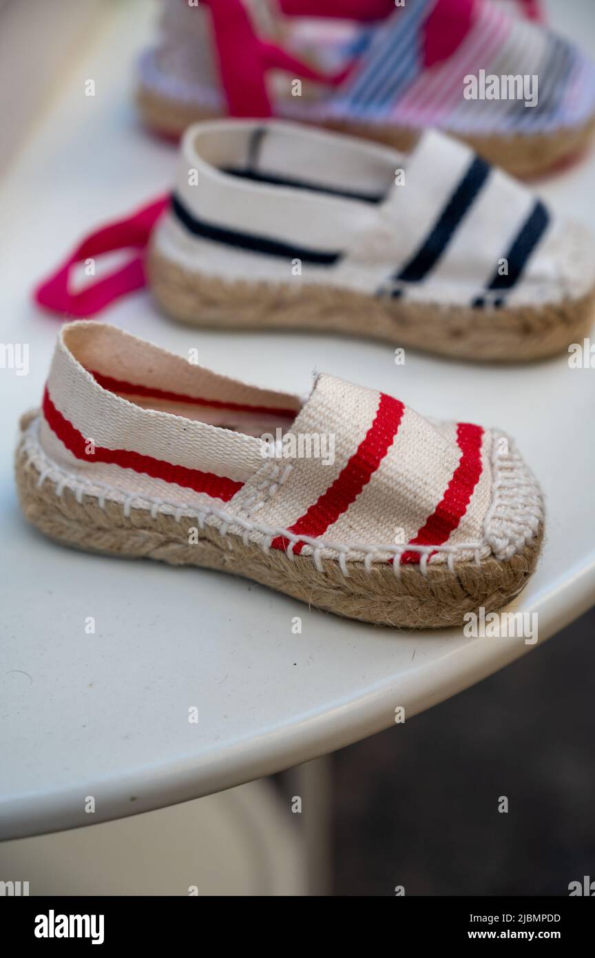 Traditionelle spanische Schuhe für den Sommer, Espadrilles, aus weichem  Stoff für Baby, Kinder und Erwachsene, aus nächster Nähe Stockfotografie -  Alamy