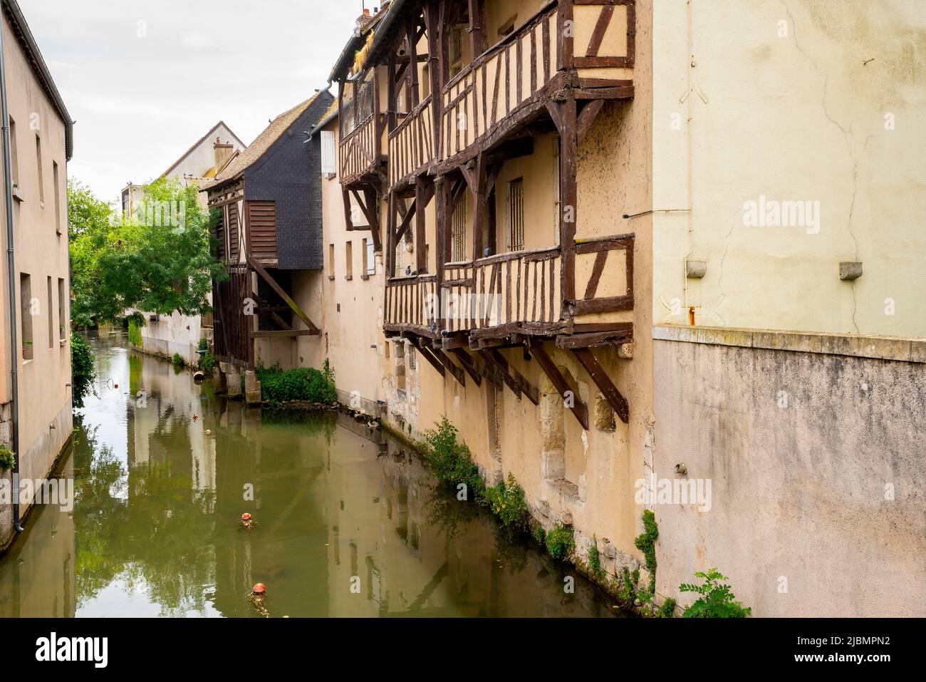 Traditionelle Gebäude am Briare-Kanal. Der Briare-Kanal ist einer der ältesten Kanäle Frankreichs. Der Bau begann im Jahr 1604. Anschließen des Rh Stockfoto