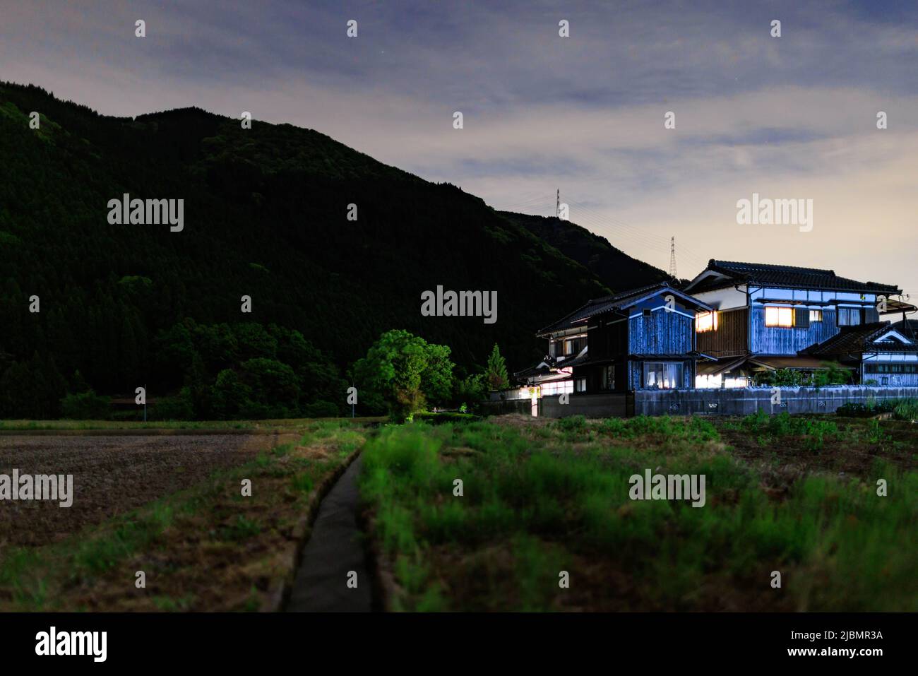 Lichter an in ländlichen japanischen Bauernhaus in der Nacht Stockfoto