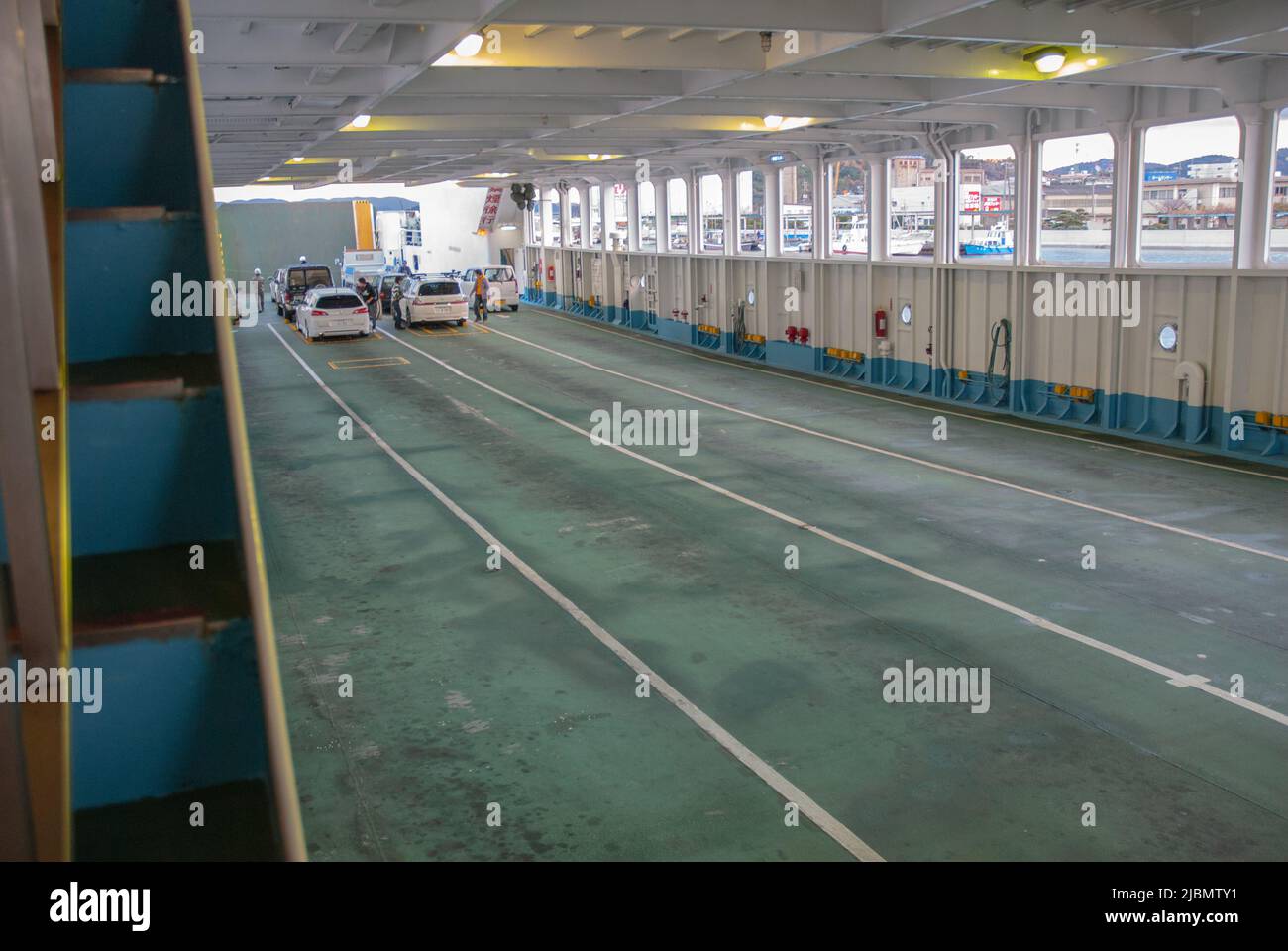 Das Autodeck auf der Fähre von Uno nach Takamatsu, Japan Stockfoto