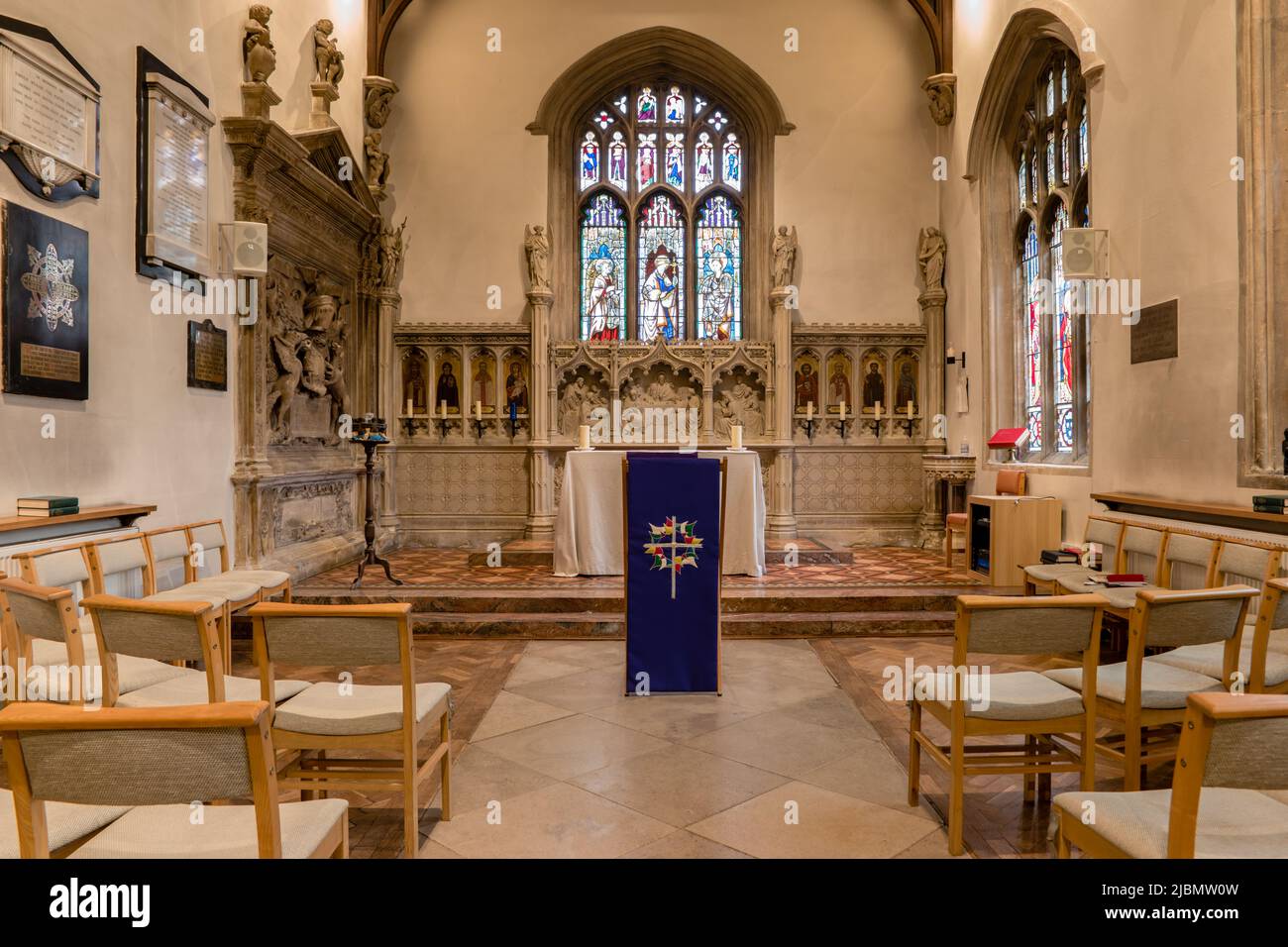 Kapelle des Heiligen Johannes des Täufers in der Abtei von Launde mit Lechturn, Altar, Kirchenschiff und Chor Stockfoto