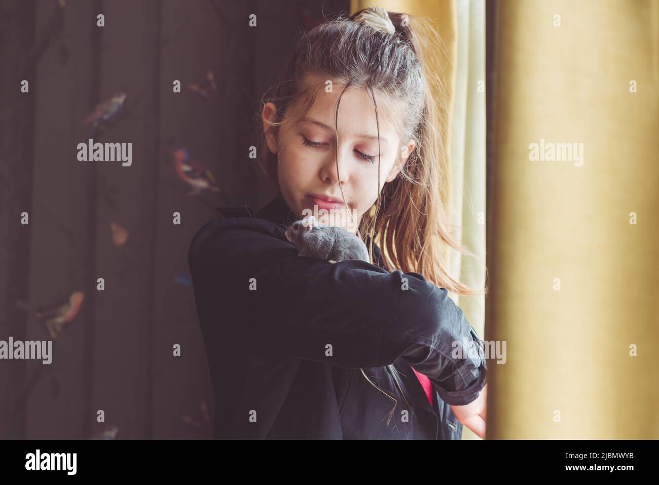 Teenager-Mädchen mit Haustier Hamster am Arm zu Hause - Winter weißen Zwerg in Saphir Stockfoto