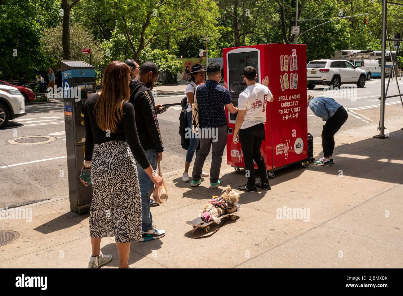 Markenaktivierung für das Snackprodukt Hillshire Farm im Viertel Flatiron in New York am Mittwoch, den 25. Mai 2022. In Verbindung mit den Scripts Spelling Bee mussten die Teilnehmer zufällige Wörter buchstabieren, die von einem Òvending machineÓ generiert wurden, und erhielten nach dem Erfolg ein Paket des companyÕs-Snackprodukts. (© Richard B. Levine) Stockfoto