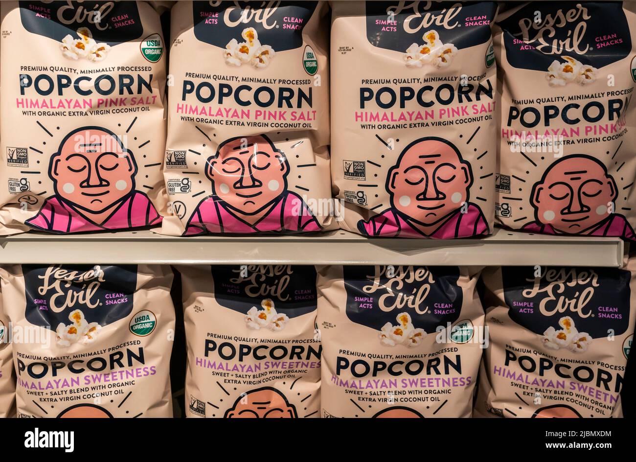 LesserEvil organisches „Himalayan Pink Salt“ und anderes biologisches Popcorn in New York am Mittwoch, den 1. Juni 2022. Ein Popcornmangel, der insbesondere die Theater betrifft, steht am Horizont, da die Landwirte zu höher bezahlten Kulturen wie Sojabohnen wechseln. (© Richard B. Levine) Stockfoto