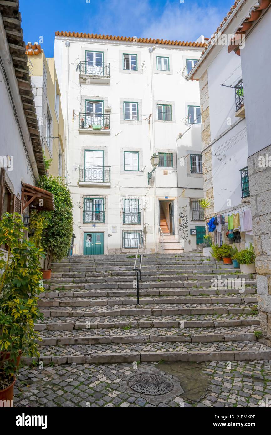 Eine attraktive Kopfsteinpflasterstraße liegt zwischen Reihen alter Häuser im Zentrum von Lissabon, der Hauptstadt Portugals Stockfoto