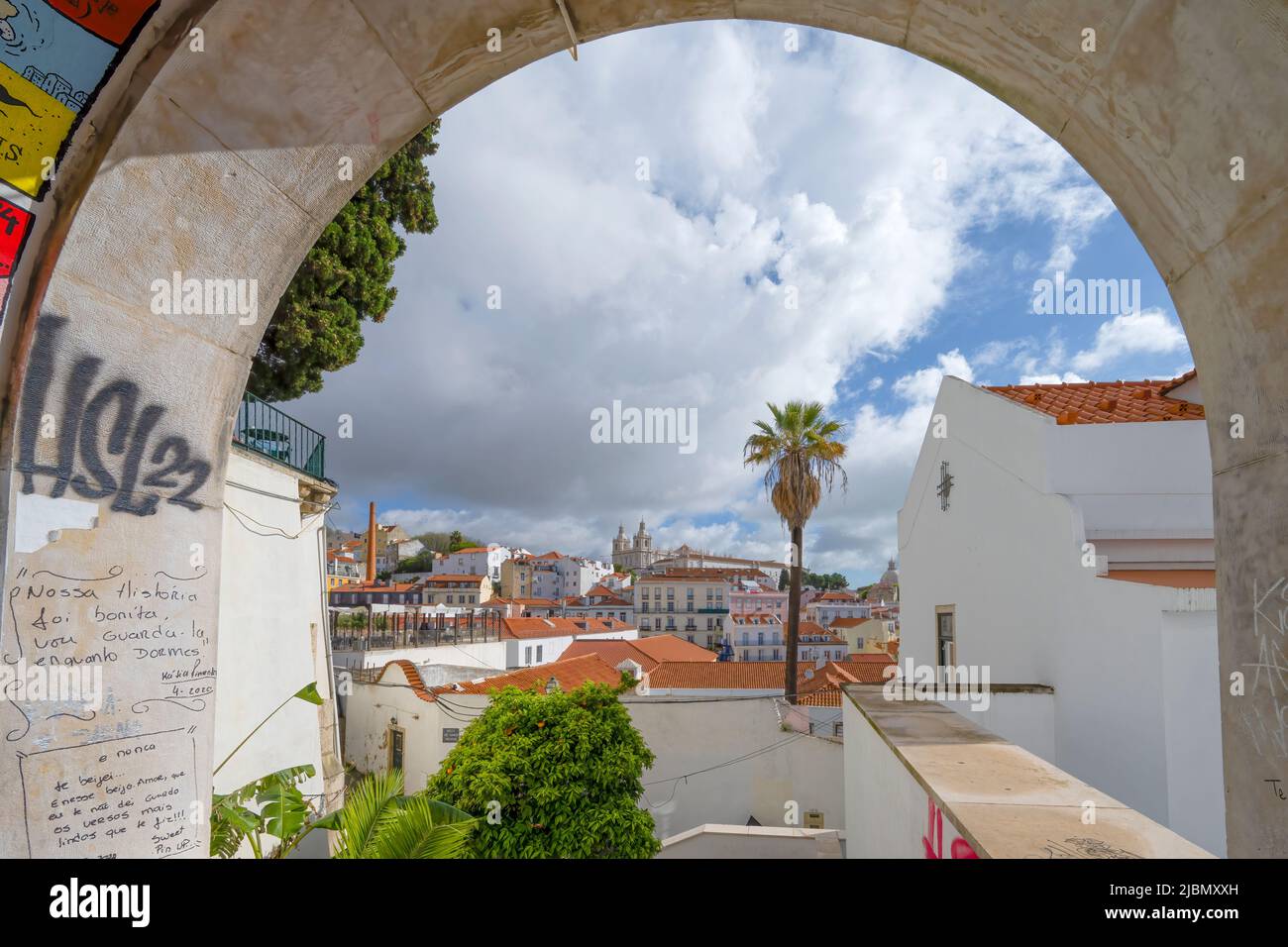 Blick durch einen Torbogen und über die Dächer der Häuser im Zentrum von Lissabon, der Hauptstadt Portugals Stockfoto