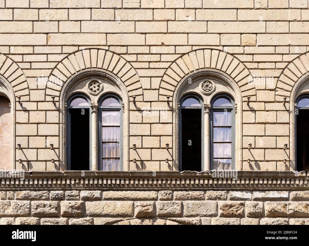 Detail der façade des Palazzo Medici Riccardi, entworfen vom Renaissance-Architekten Michelozzo, mit zwei Doppelfenstern, in Florenz, Toskana, Italien Stockfoto